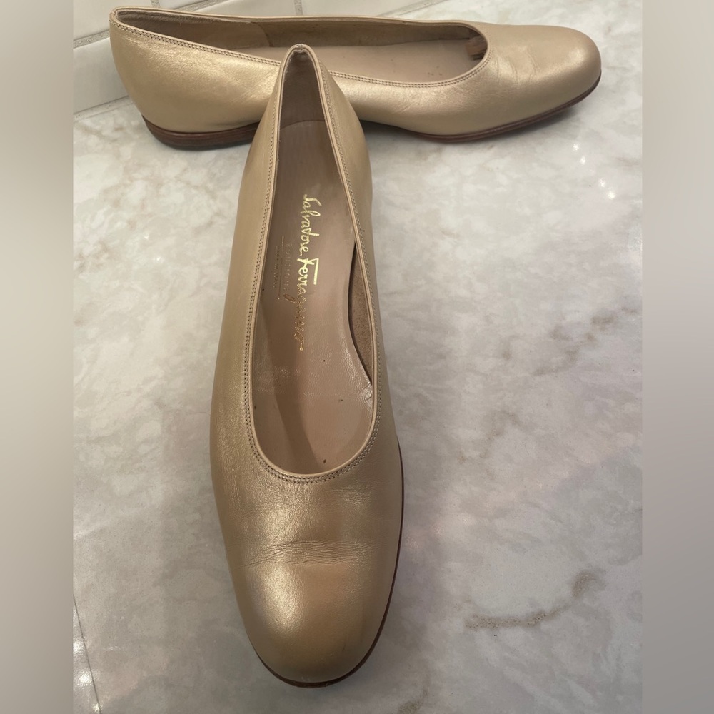 Salvatore Ferragamo Boutique Champagne metallic ballet slipper flat Sz 8- 1/2 4A